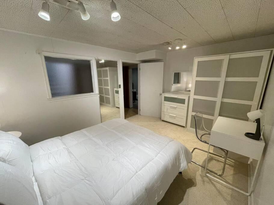 Lovely 2 Bedroom Basement Apartment In Торонто Екстер'єр фото
