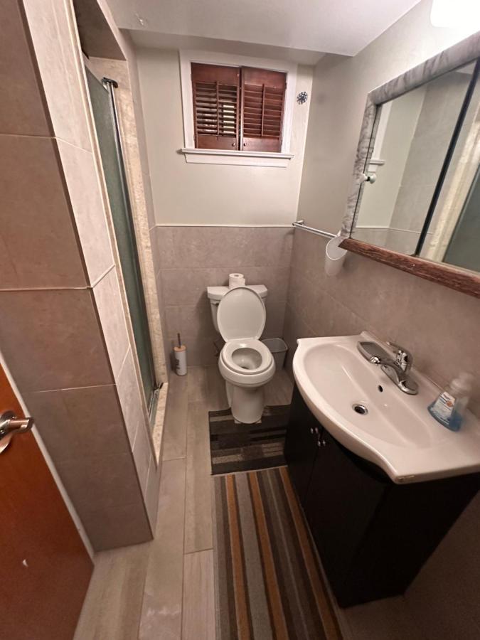 Lovely 2 Bedroom Basement Apartment In Торонто Екстер'єр фото